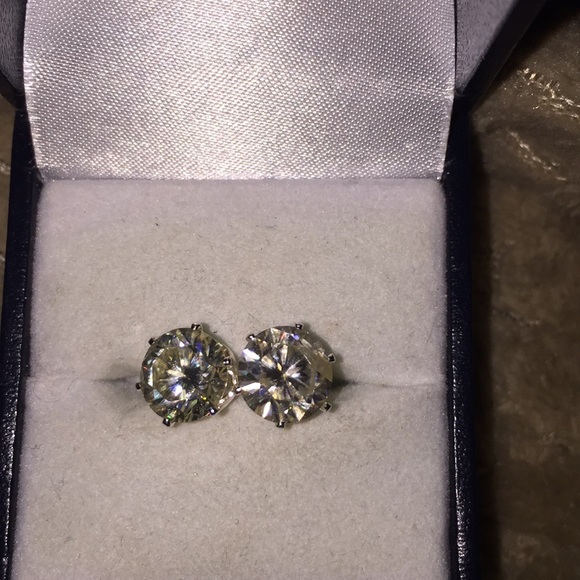 2.5 Ct white moissanite studs - Picture 4 of 7